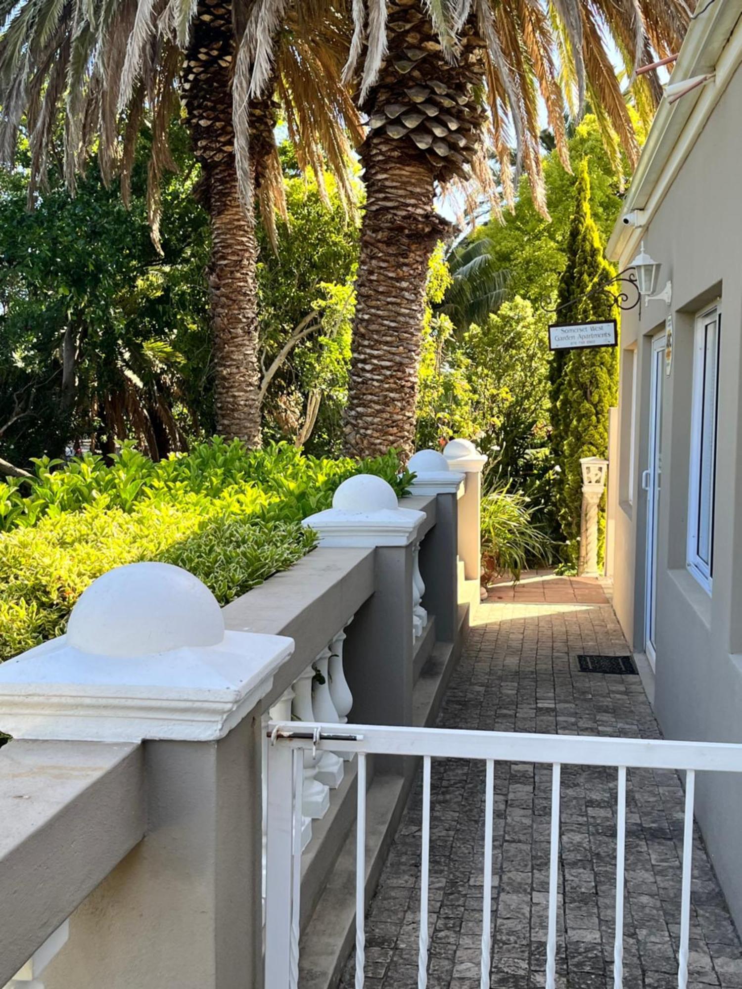 Somerset West Garden Apartments 1 Exterior photo